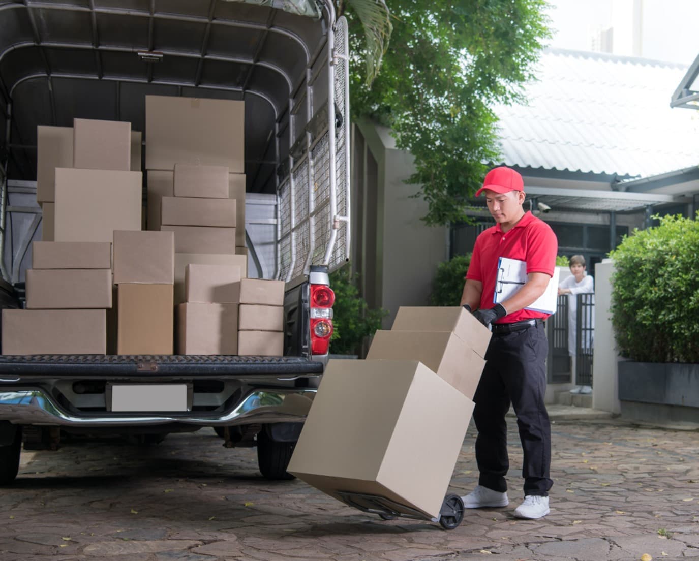 Professionnel préparant des cartons pour leur collecte